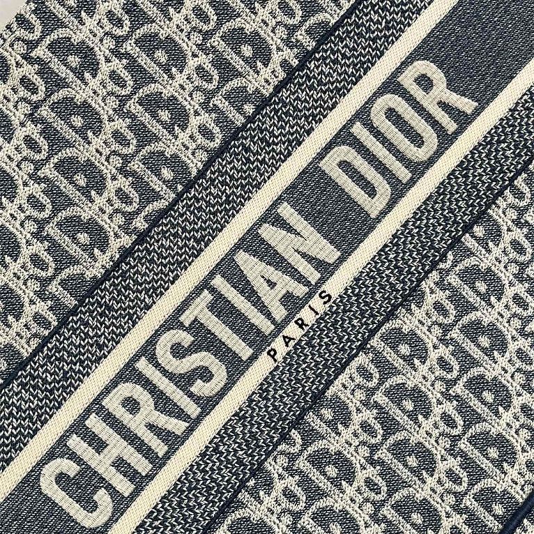 D10r Medium D10r Book Tote