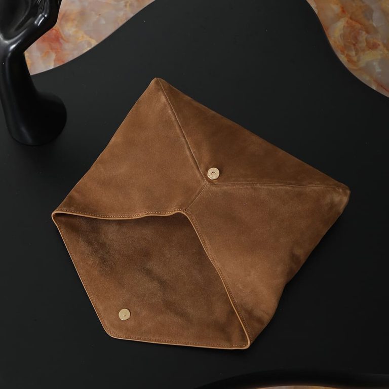 Y51 CASSANDRE large envelope pouch in lambskin