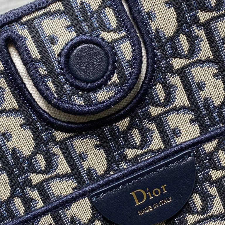D10r Medium Shopping Bag
